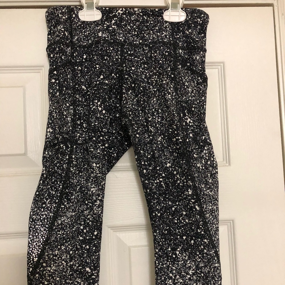 Size 4 lululemon crop pants with side pockets